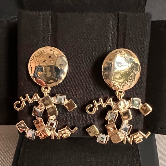 CHANEL GOLD DROPPING NEW EARRINGS NEWEST 2023-2024 CRUISE COLLECTION - Picture 5 of 16